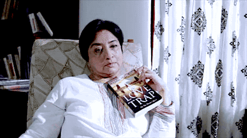 weeguttersnipe:“Lakshmi reading Love Trap in Ormayundo Ee Mukham (Malayalam, 2014) ”