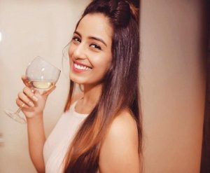 सृष्टि रोड़े शराब पीते हुए 
