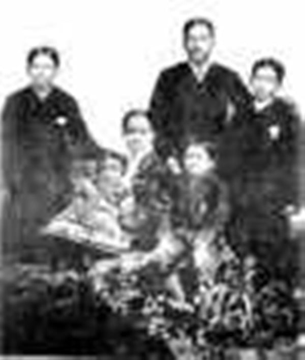 (Background, from left) Benoybhushan (12 years old), Dr. K.D. Ghose (35 years old), Manmohan (10 years old) Foreground, from left) Sarojini (3 years old), Swarnalata (27 years old), Aurobindo (7 years old)