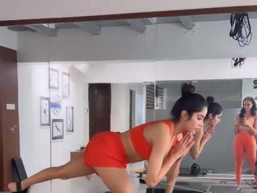 Janhvi Kapoor Trainer; Actress Workout Exercise Video Goes Viral | वर्कआउट करते हुए जान्हवी कपूर का बिगड़ा बैलेंस: गिरने से बाल बाल बचीं एक्ट्रेस, सामने आया वीडियो - Dainik ...