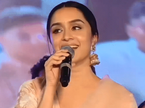 Shraddha Kapoor sang 'Chahun Main Ya Na' song | श्रद्धा कपूर ने गाया 'चाहूं मैं या ना' सॉन्ग: मुंबई के एक इवेंट में पहुंची थीं एक्ट्रेस, एथनिक लुक में दिखीं | Dainik ...
