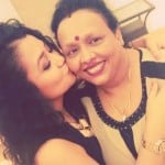 Neha Kakkar with her mother