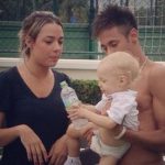 Carolina Dantas and Neymar holding their son