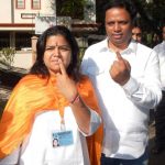 poonam-mahajan-with-her-husband