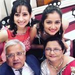 jinal-belani-with-her-parents-and-sister