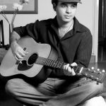 mohit-chauhan-playing-guitar