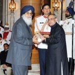 parkash-singh-badal-receiving-padma-vibhushan