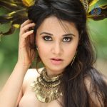 Ram Gopal Varma dated Nisha Kothari