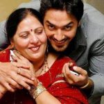 avinesh-rekhi-with-his-mother-darshana-rekhi