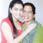 Nisha Bano with her mother