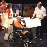 Shashi Kapoor receiving Dada Saheb Falke Award