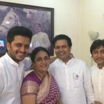Riteish Deshmukh with his mother and brothers