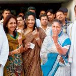 Naveen Jindal (extreme right) with his Mother brother Ratan (extreme left) and two Sisters (centre)