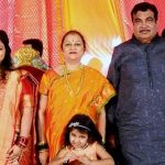 Nitin Gadkari With His Wife (C) and Daughter (L)