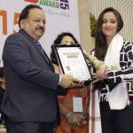 Anupriya Kapoor receiving an honour- Delhi Gaurav Award