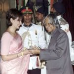 Shobhana Bhartia Receiving Padma Shri From Former President of India, Late APJ Abdul Kalam