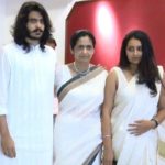 Sakshi Khanna (left), Kavita Khanna (centre), and Shraddha Khanna (right)