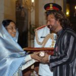 Hans Raj Hans receiving the Padma Shri