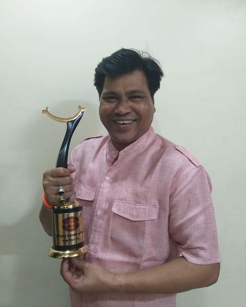 Digamber Naik with his award