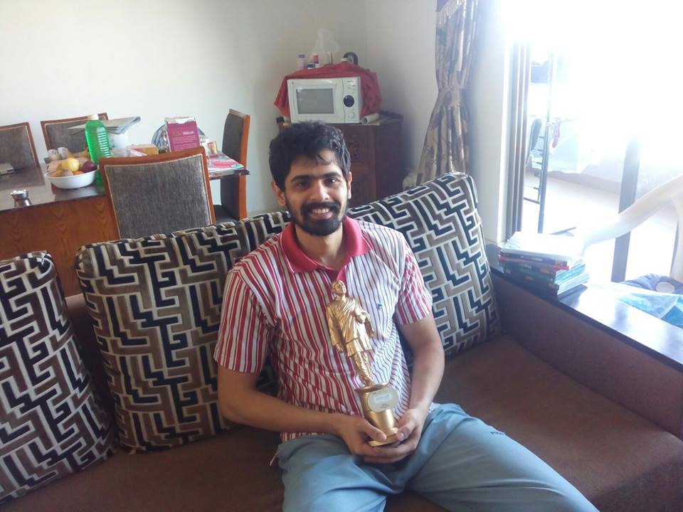 Aroh Welankar with his award