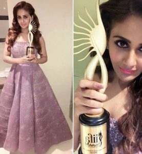 Parul Yadav posing with IIFA Award