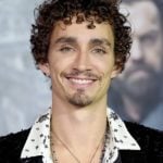 Robert Sheehan Height, Age, Girlfriend, Family, Biography & More