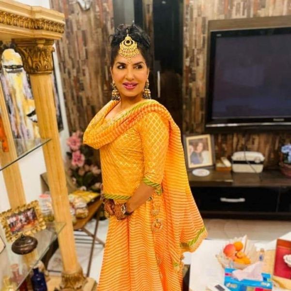 Journalist Aroosa Alam