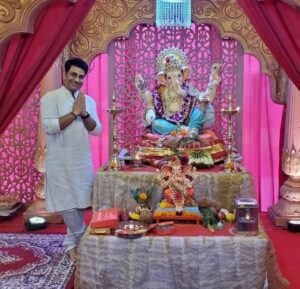 Jaineeraj Rajpurohit worshipping idol of Lord Ganesha