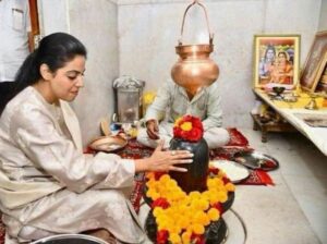 Divya Maderna worshipping the Shivlinga, an aniconic representation of the Hindu god Shiva