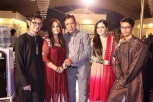 Rida Isfahani with her father (middle), mother (second from left), and brothers, Ali Isfahani (extreme left) and Ghalib Raza Isfahani (extreme right)