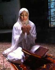 Saima Baloch praying namaz